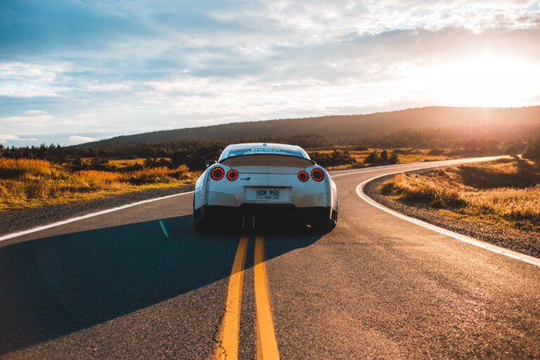 夕日に向かって走るスポーツカー